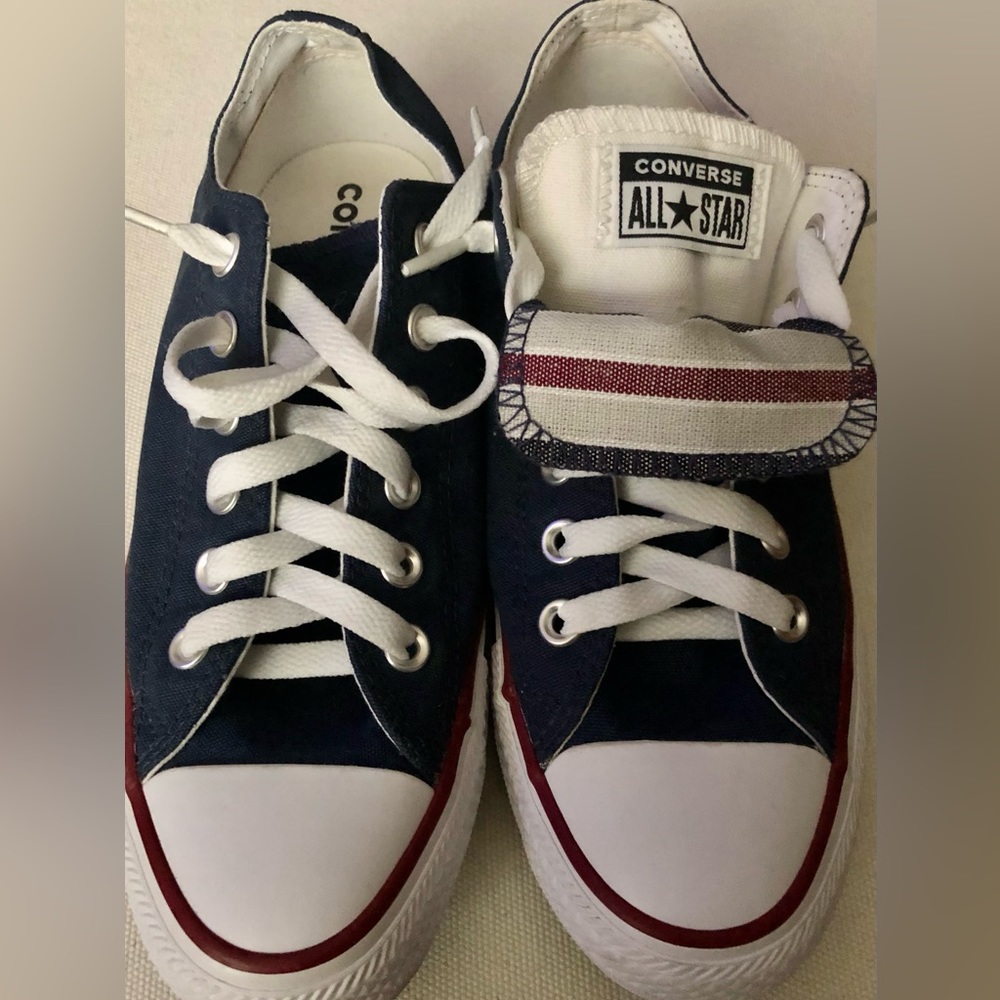 New Navy blue women’s size 8, men’s 6 new converse. Double tongue style.